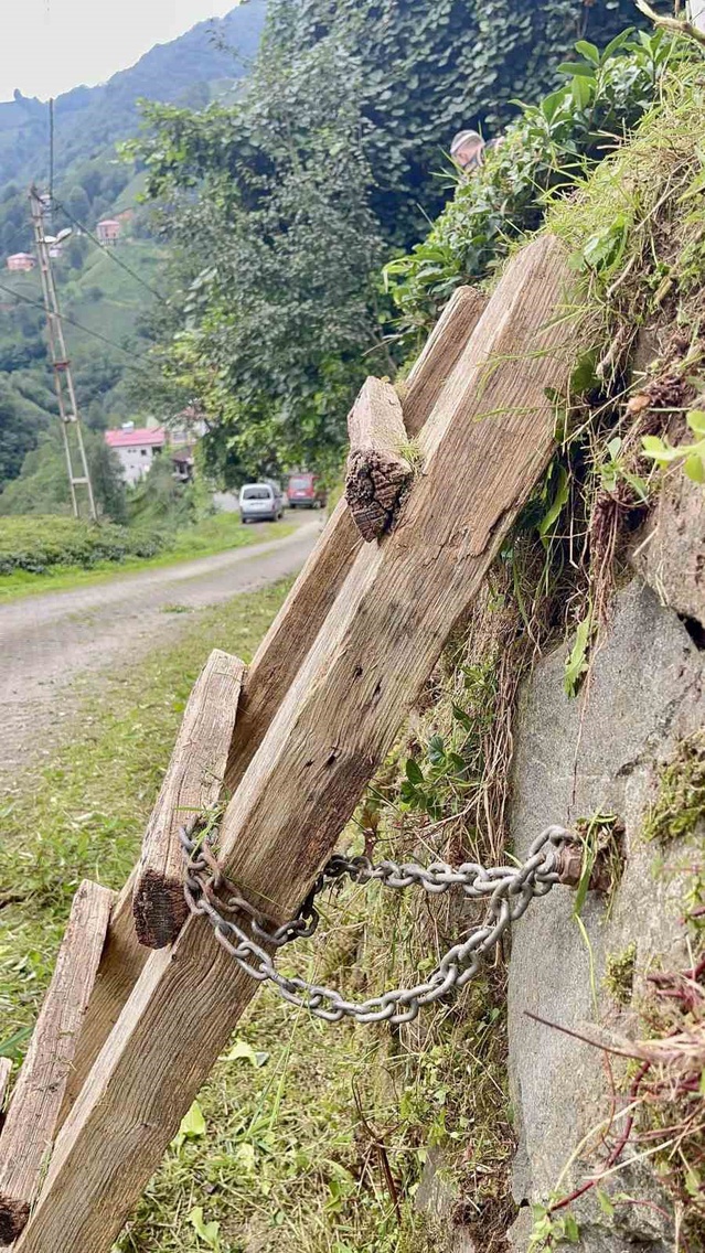 Rize'de merdivenini kaybetmek istemeyen vatandaş, beton duvarı delip zincirle kilitledi