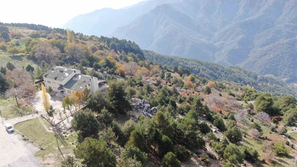 Yazıcıoğlu\'nun Paşa Yaylası Oteli viraneye döndü, yurttaş restore bekliyor