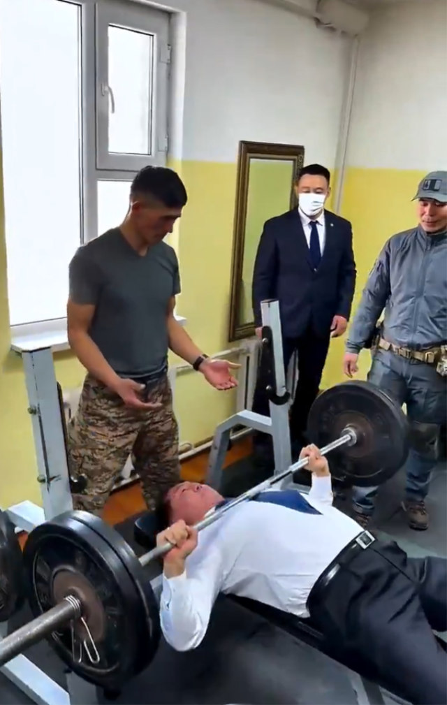 Moğolistan Cumhurbaşkanı'ndan spor salonunda şov: 90 kiloyla 20 tekrar yaptı