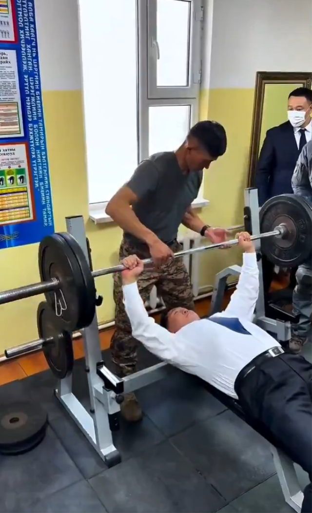 Moğolistan Cumhurbaşkanı'ndan spor salonunda şov: 90 kiloyla 20 tekrar yaptı