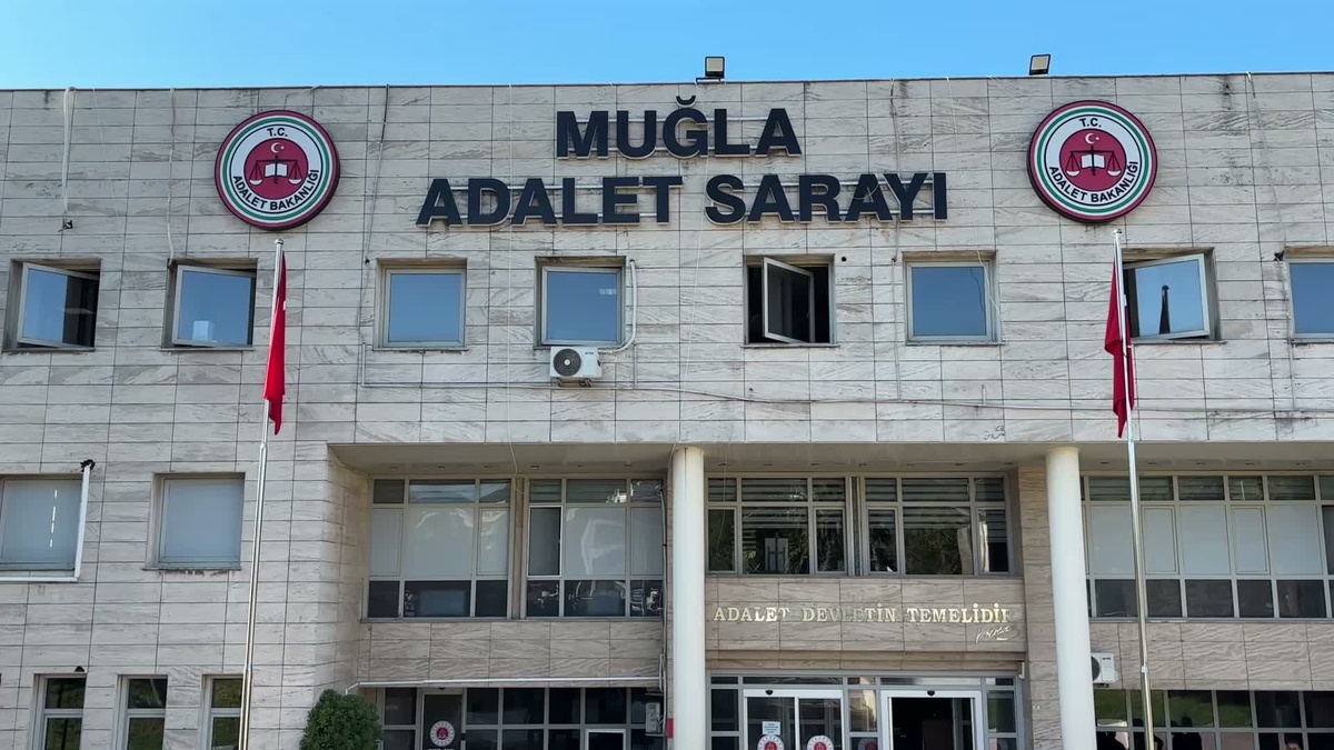 Muğla Datça\'da kaçış teknesindeki 9 FETÖ şüphelisi ile kaptan adliyeye sevk edildi
