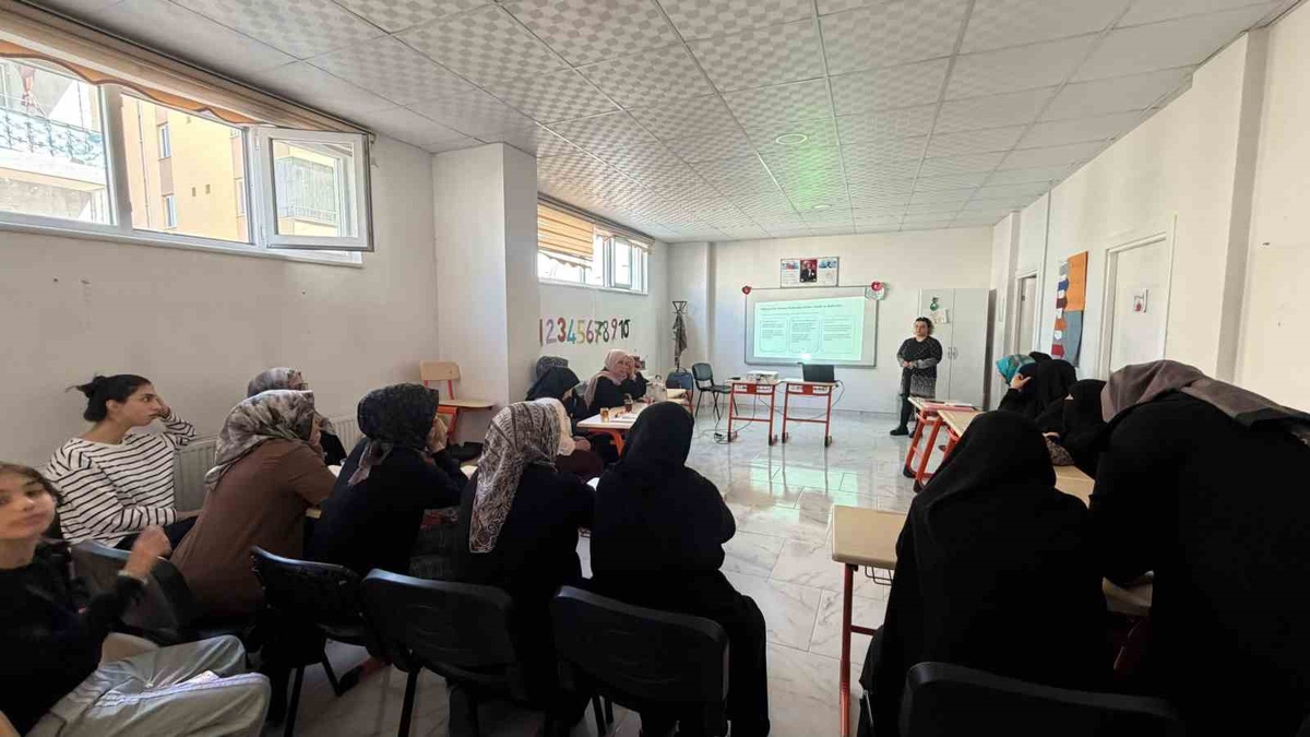 Muş\'ta kadınlara bağımlılık semineri verildi, erken uyarı işaretleri anlatıldı
