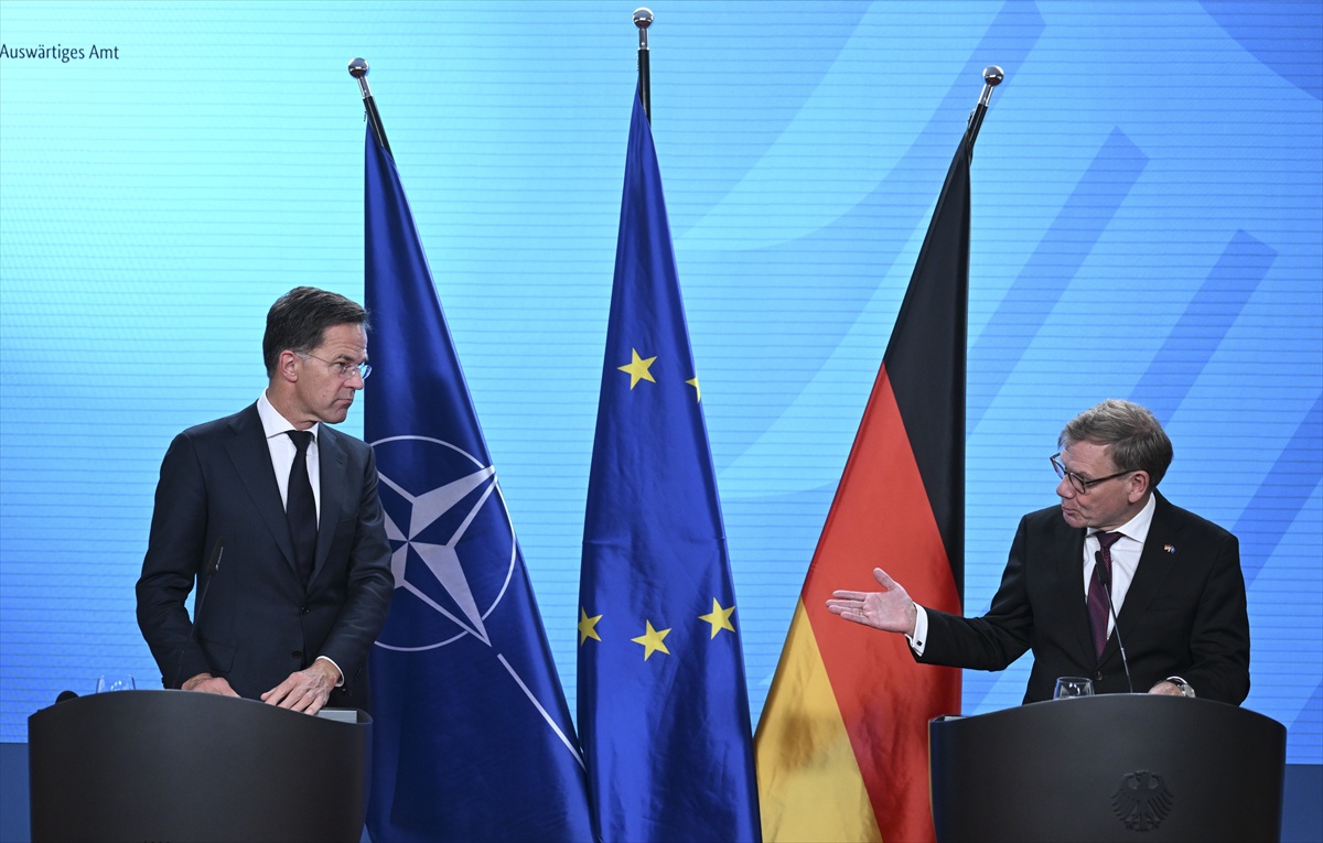 Rutte Berlin\'de konuştu, Rusya\'nın eylemlerini zayıflık işareti olarak niteledi