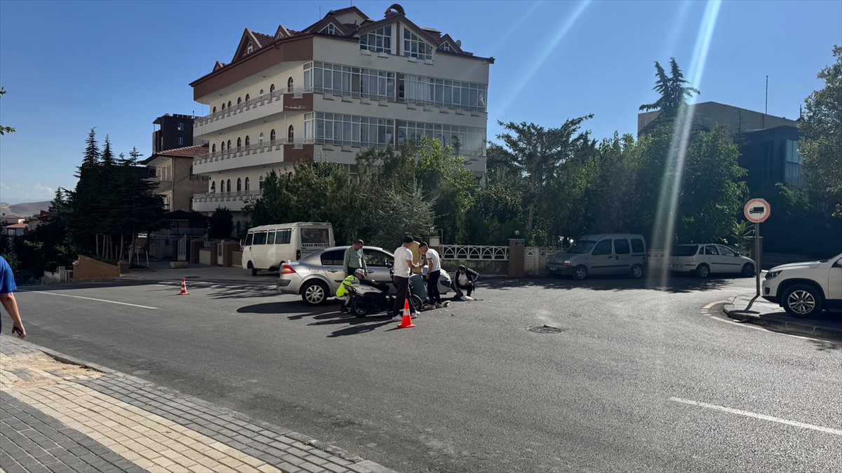 Niğde\'de otomobille çarpışan motosikletin sürücüsü yaralandı