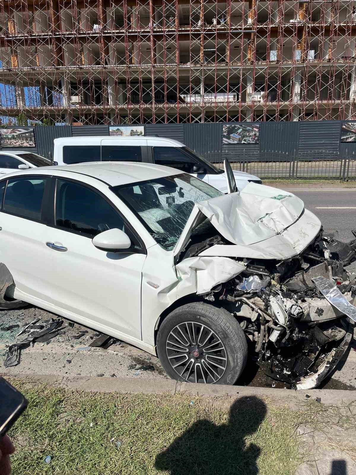 Samsun Atakum'da otomobil minibüse arkadan çarptı, 4 kişi yaralandı