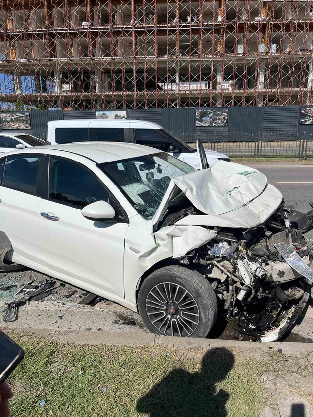 Samsun Atakum'da otomobil minibüse arkadan çarptı, 4 kişi yaralandı