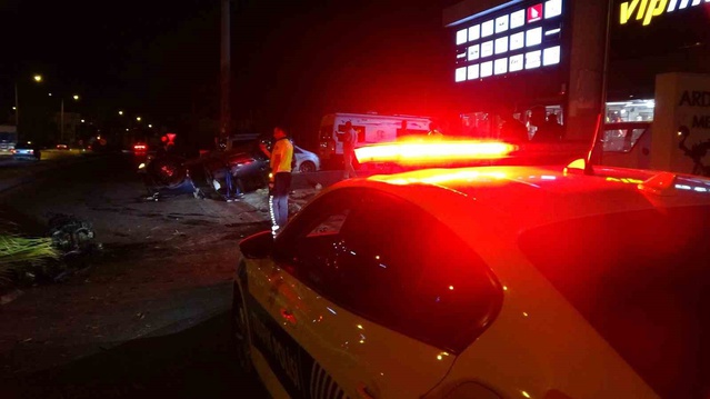 Antalya Muratpaşa'da otomobil takla atıp ağacı devirdi, motoru yola fırladı