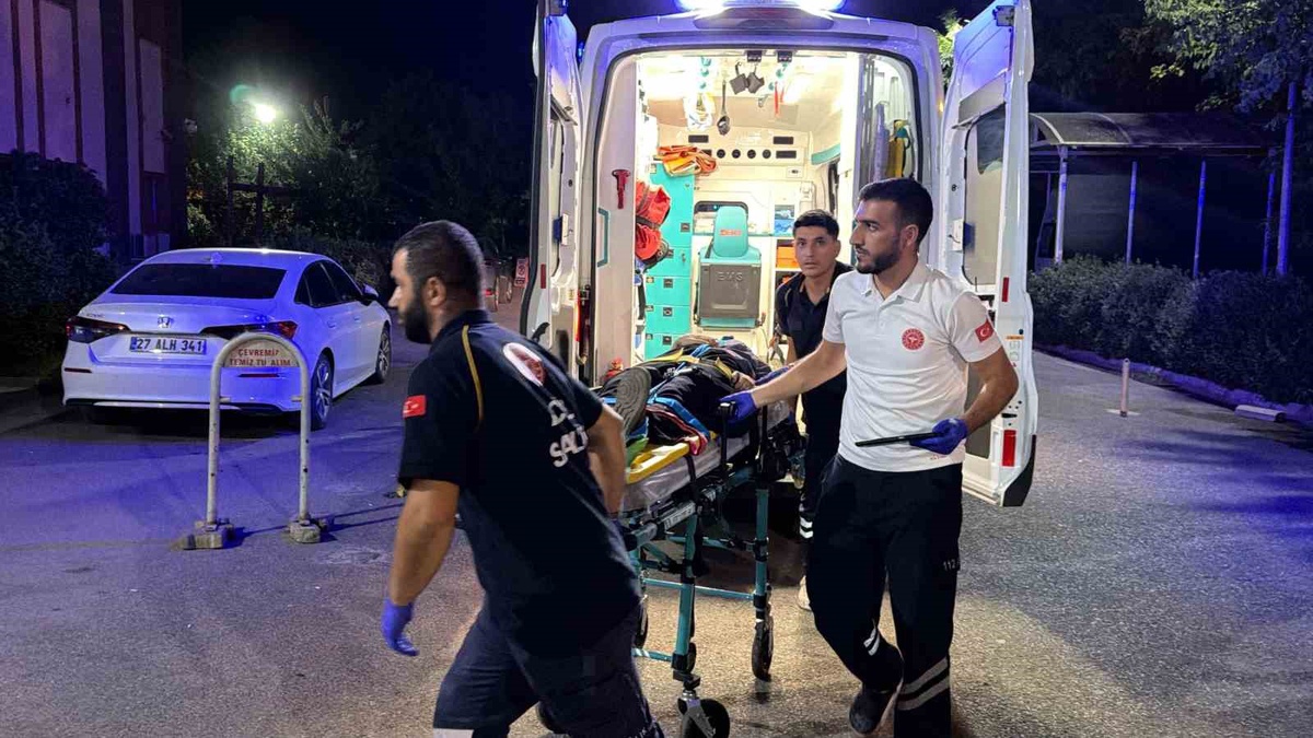 Adıyaman Kahta'da otomobil şarampole yuvarlandı, 4 kişi yaralandı