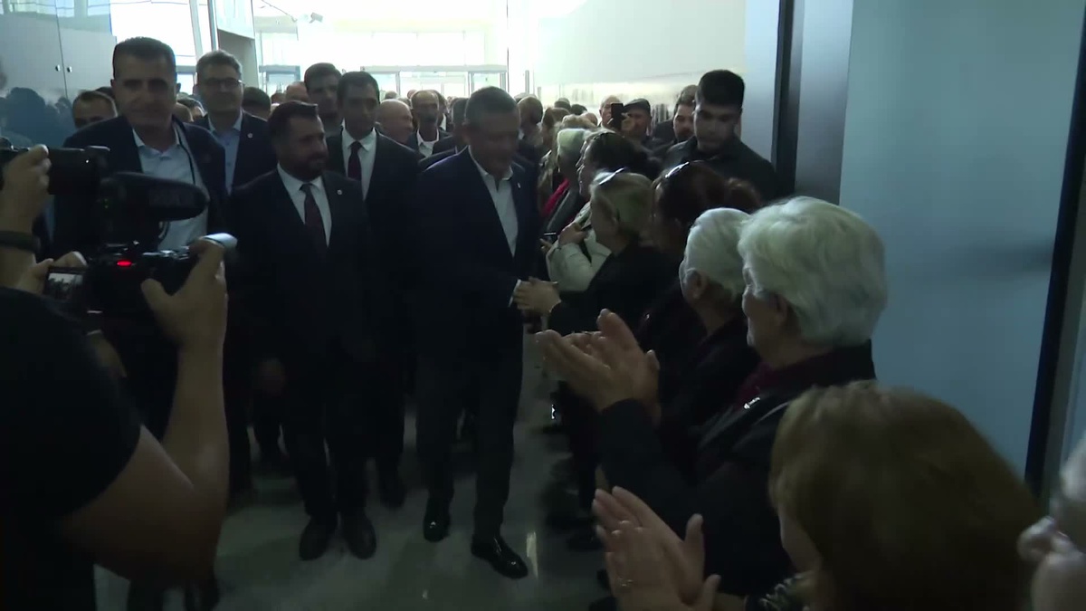 Özgür Özel Kars\'ta partililerce karşılandı, konvoyu Susuz\'da durduruldu