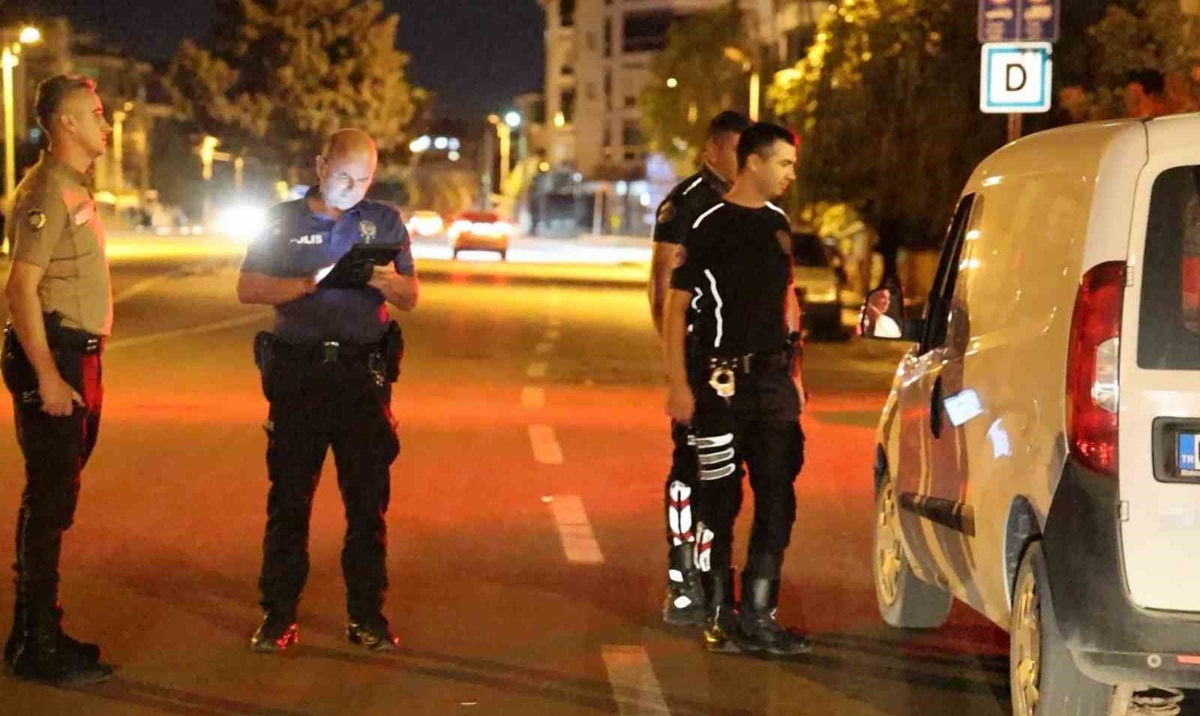 Aksaray\'da otomobilde ruhsatsız tabanca ele geçirildi, sürücü gözaltına alındı