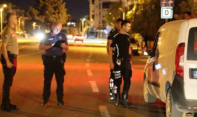 Aksaray'da otomobilde ruhsatsız tabanca ele geçirildi, sürücü gözaltına alındı