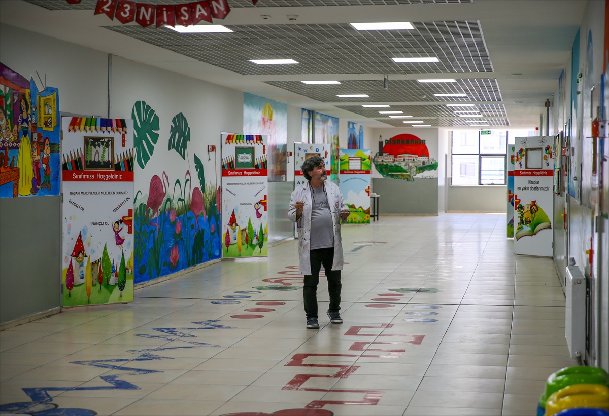 Diyarbakır\'da bir öğretmen, okul duvarlarına 2 yılda 60 resim yaptı