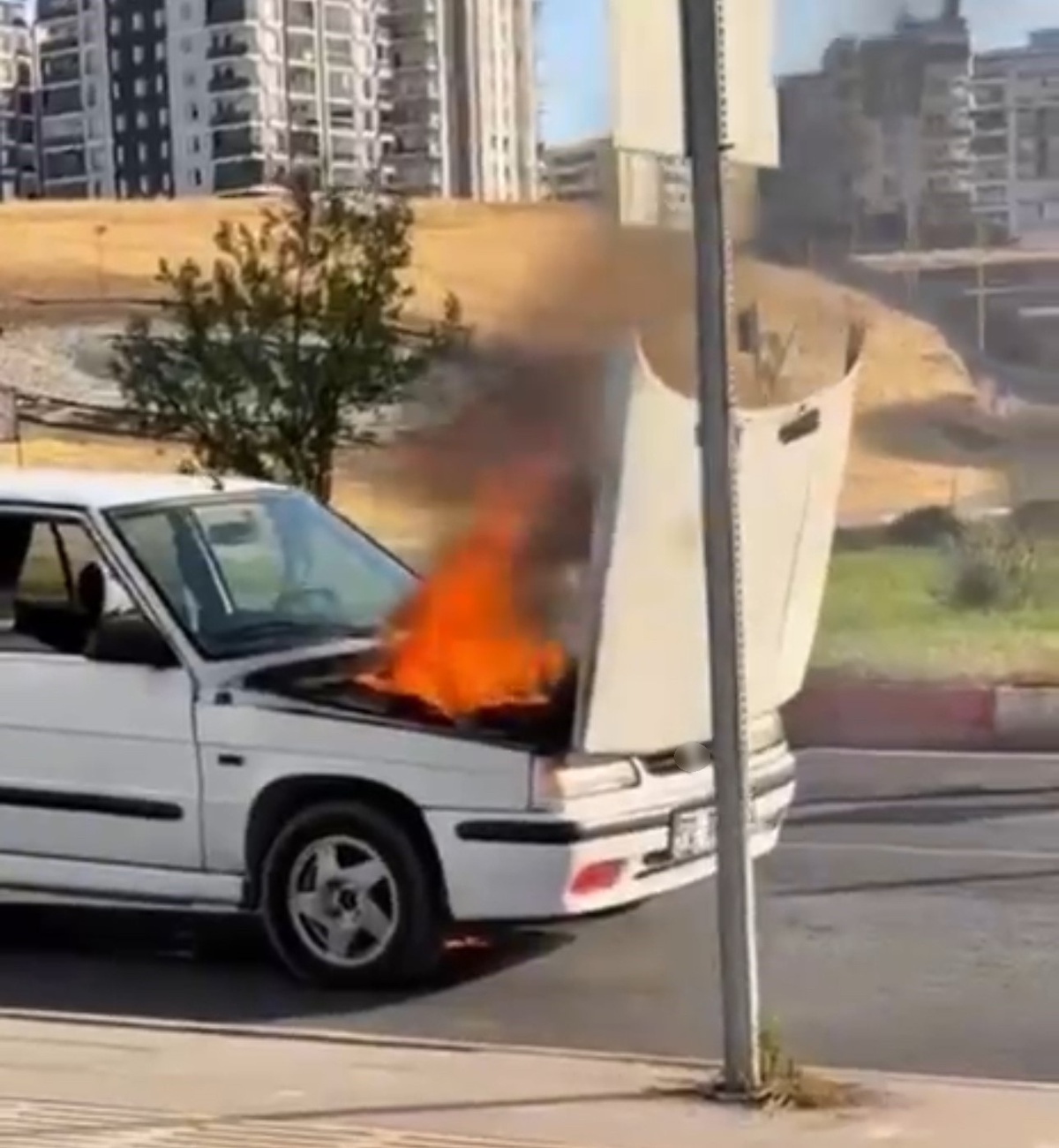 Siirt\'te alev alan otomobili belediye otobüsü şoförü söndürdü