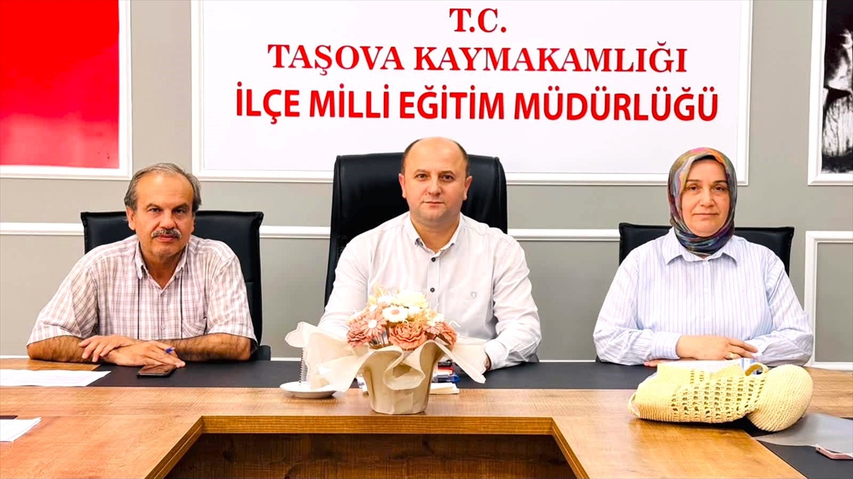 Taşova'da okul müdürleriyle yeni eğitim yılı hazırlık toplantısı yapıldı
