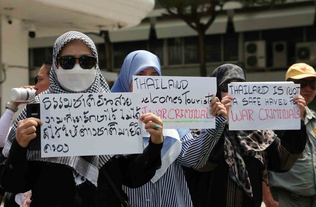Bangkok'ta İsrail Büyükelçiliği önünde yüzlerce kişi protesto düzenledi