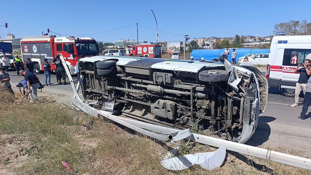 Tekirdağ Çerkezköy\'de minibüs aydınlatma direğine çarpıp yan yattı, 3 yolcu yaralandı