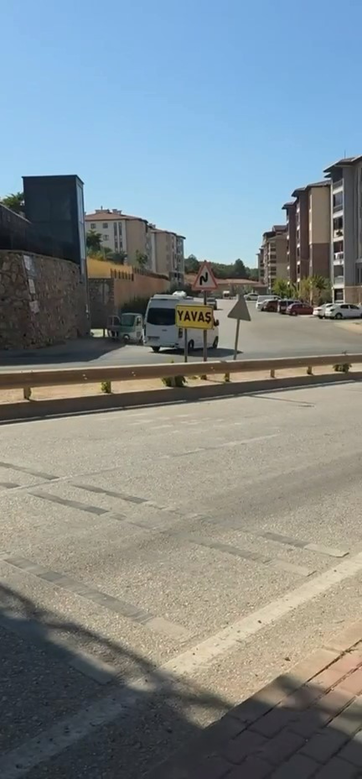 Bursa Kestel\'de servis minibüsü ters şeride girdi, tehlike anları kamerada