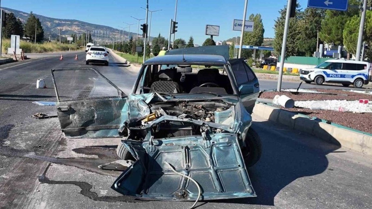 Kütahya Gediz\'de TIR\'la çarpışan otomobilde 1\'i ağır 2 kişi yaralandı