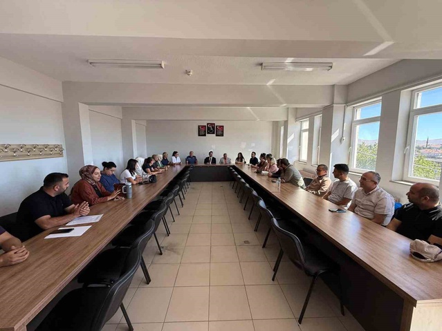 Tomarza Kaymakamı Eser, liselerde yeni eğitim yılı hazırlıklarını inceledi