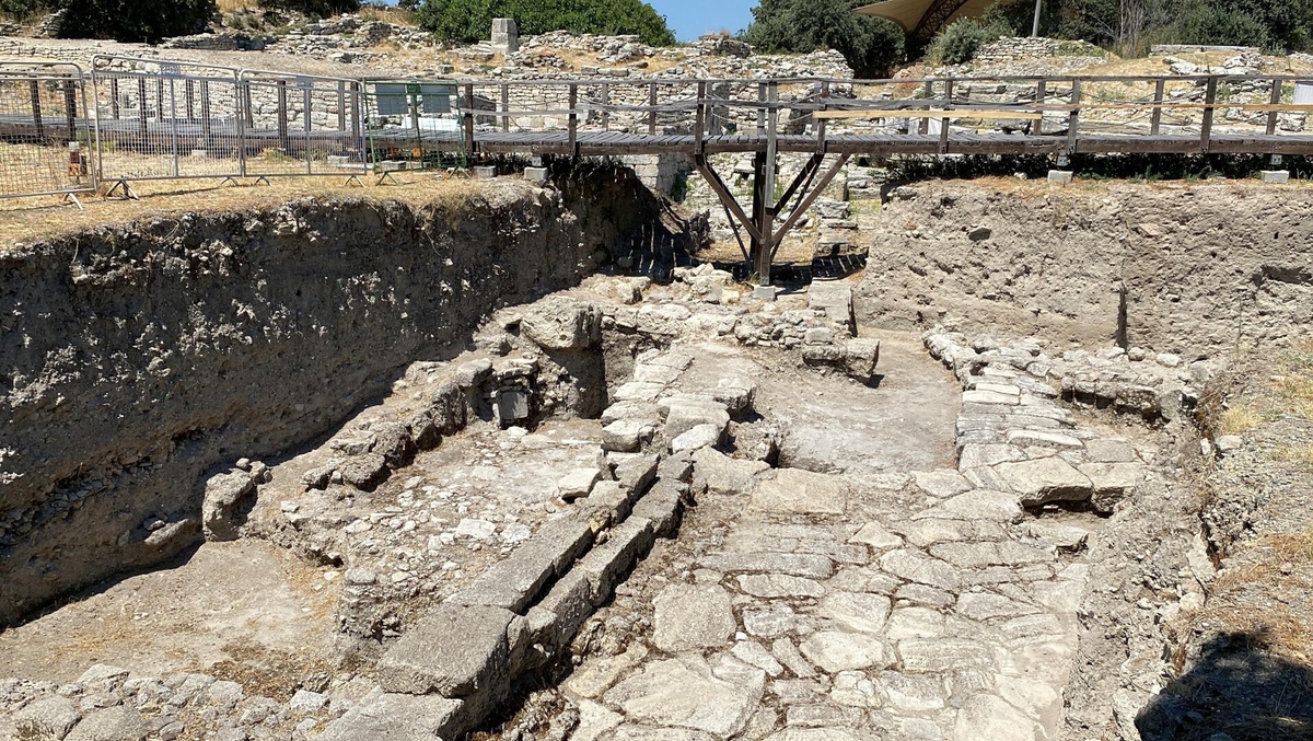 Troya\'da 2 bin 800 yıllık agora gün yüzüne çıkarılıyor