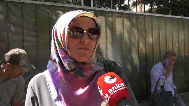 Ücretli öğretmenler MEB önünde emeklilik ve kadro talebiyle bekleyişini sürdürüyor