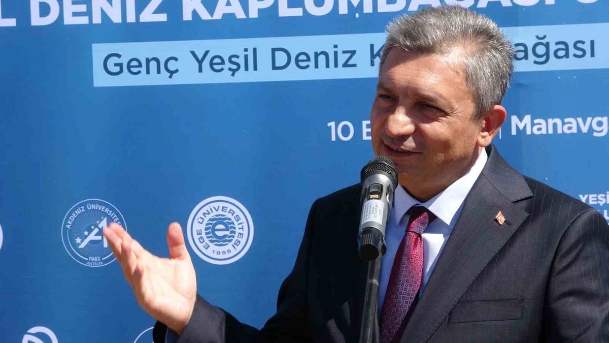 Antalya Manavgat'ta uydu cihazlı yeşil deniz kaplumbağası Hanzala denize bırakıldı