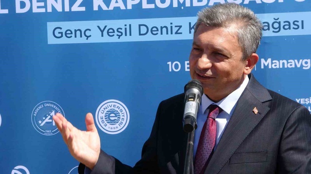 Antalya Manavgat'ta uydu cihazlı yeşil deniz kaplumbağası Hanzala denize bırakıldı