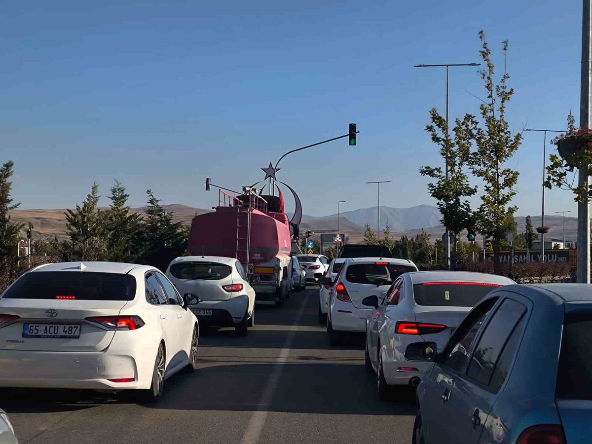 Van Gölü sahil yolunda tehlike büyüyor