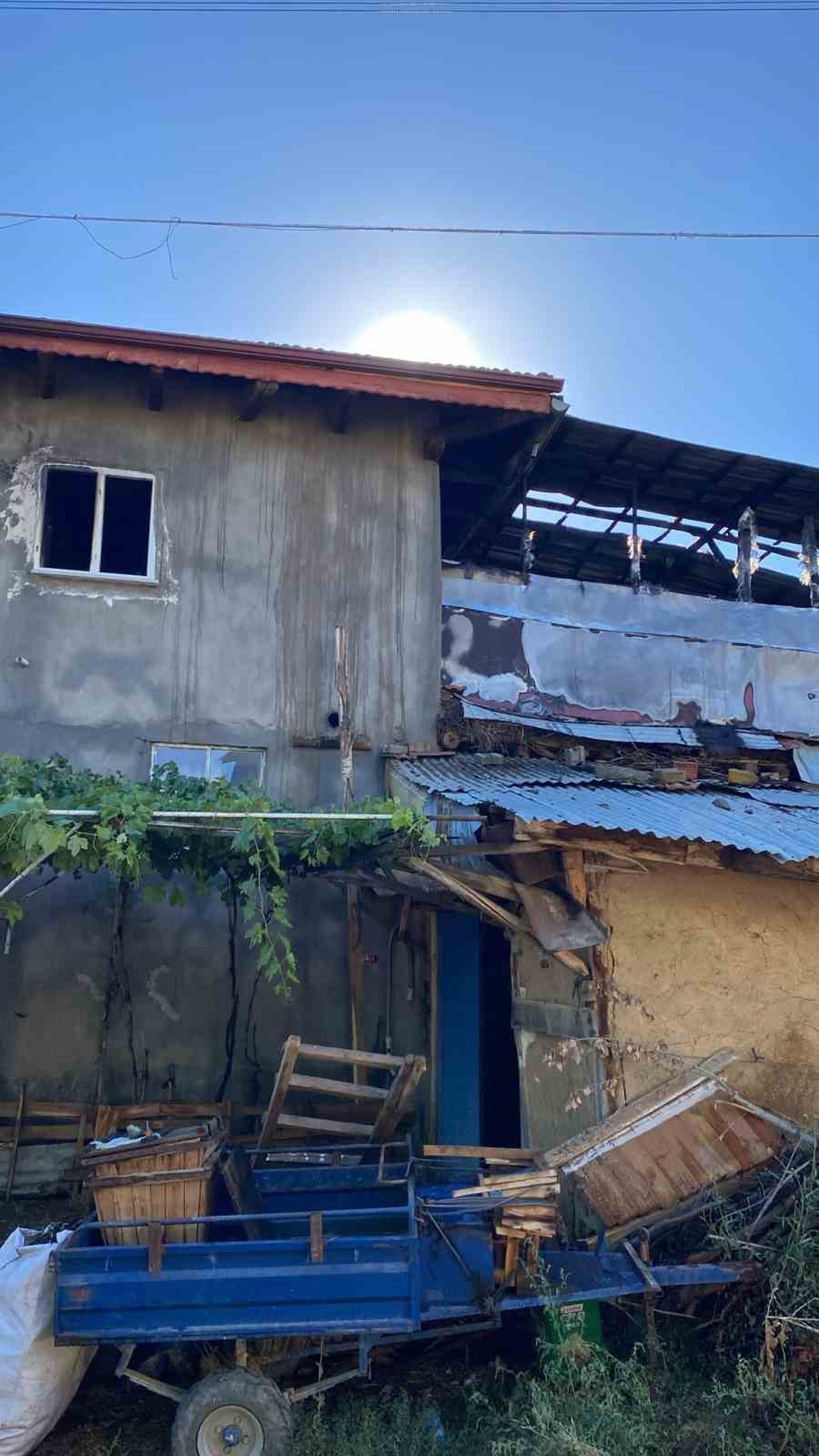 Isparta Yalvaç'ta iki kardeşin ahşap evi yangında kullanılamaz hale geldi
