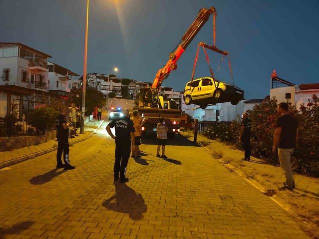 Kuşadası'nda geri manevra yapan otomobil yazlık evin verandasına düştü