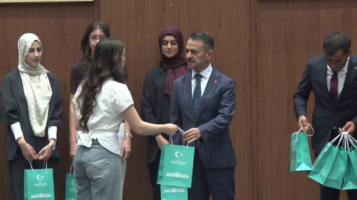 Kocaeli\'de YKS ve LGS derececileri valilik töreninde ödüllerini aldı