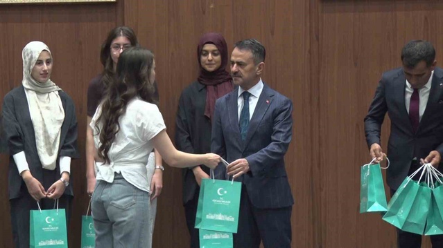 Kocaeli'de YKS ve LGS derececileri valilik töreninde ödüllerini aldı