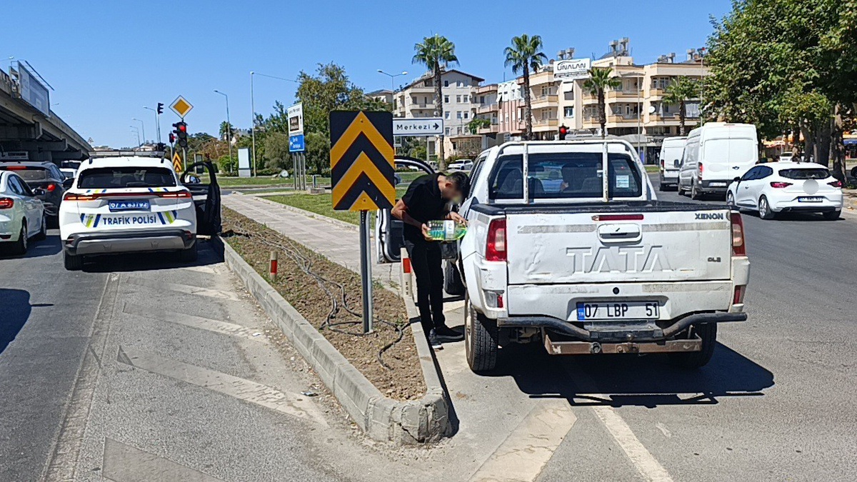 Yol kenarındaki kamyonet, ekipleri alarma geçirdi! Gerçek ise apayrı çıktı