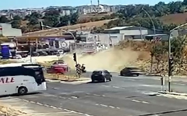 Tekirdağ Çerkezköy'de minibüs elektrik direğine çarptı, 1 aylık bebek ile 2 çocuk yaralandı