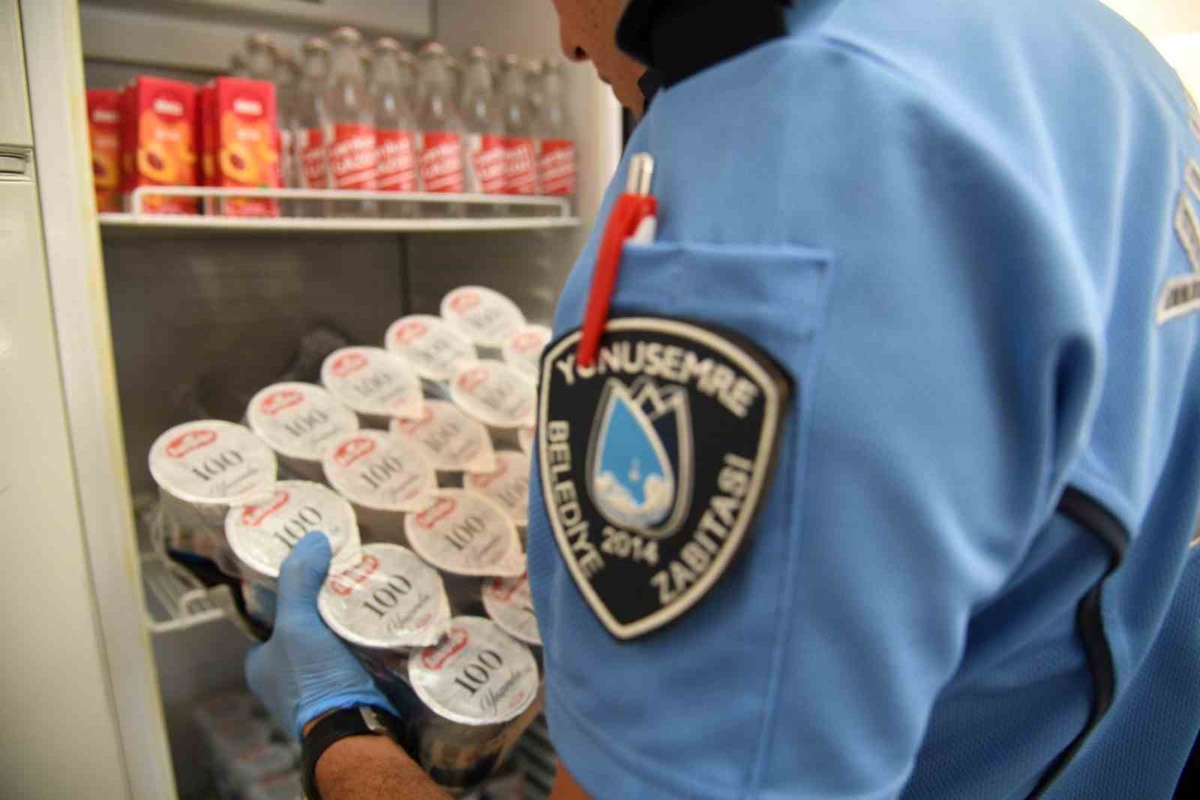 Yunusemre\'de okul çevresi denetiminde 6 işletmeye ceza kesildi