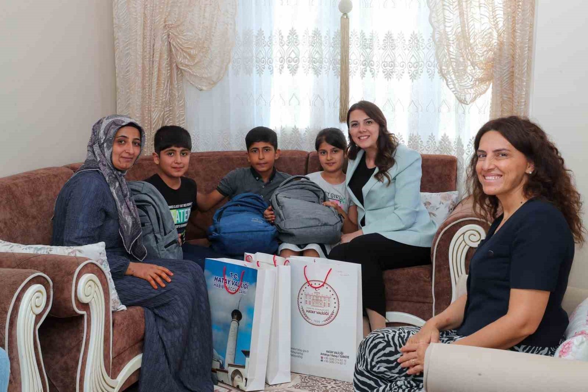 Esra Masatlı Antakya\'da depremzede aileleri ziyaret edip çocuklara doğum günü sürprizi yaptı