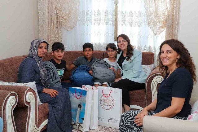 Esra Masatlı Antakya'da depremzede aileleri ziyaret edip çocuklara doğum günü sürprizi yaptı