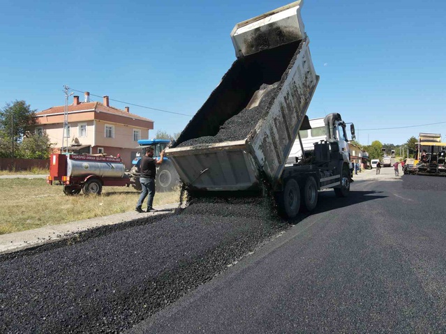 Taşköprü'de engelli Öztürk'ün köy yolu tekerlekli sandalye için asfaltlandı