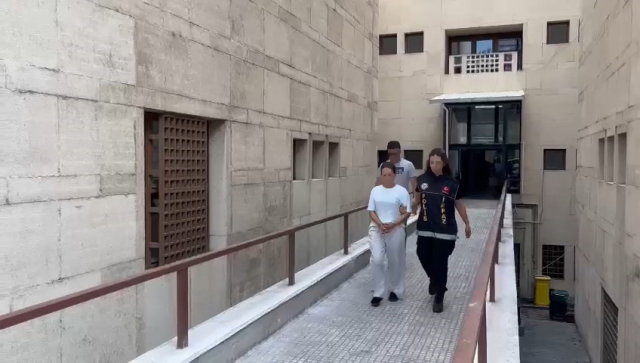 20 yıl hapis cezasıyla aranan kadın yakalandı: Kargocu sandım polis çıktı