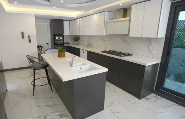 Gelin Evi'nde böyle ev görülmedi! 7+2 oda, 5 banyo, havuz, hamam...