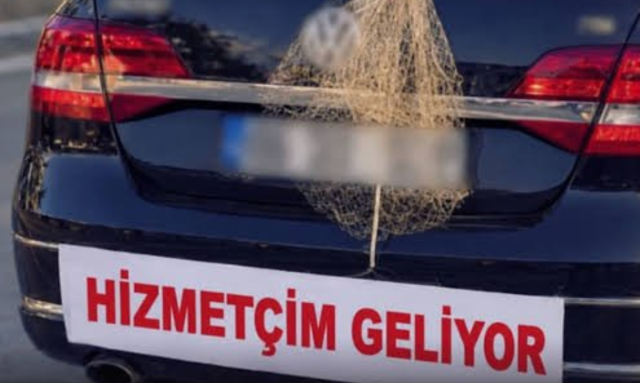 Gelin arabasına asılan yazıya bakın! Kayınpeder görüp damadı hastanelik etti