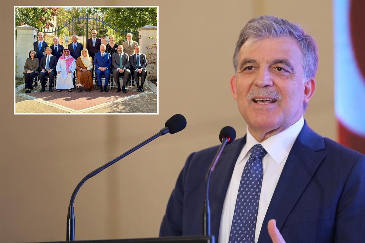 Abdullah Gül İngiltere\'den mesaj verdi! Yorumları kapatması dikkat çekti