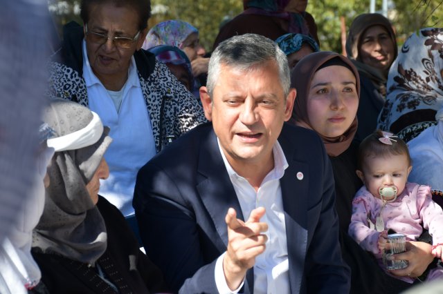 Ardahan ziyaretinde Özgür Özel'e olay sözler! Acılı eş