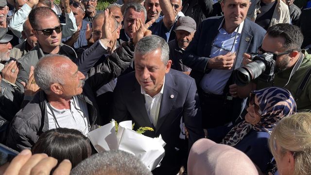 Ardahan ziyaretinde Özgür Özel'e olay sözler! Acılı eş