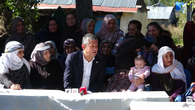 Ardahan ziyaretinde Özgür Özel'e olay sözler! Acılı eş