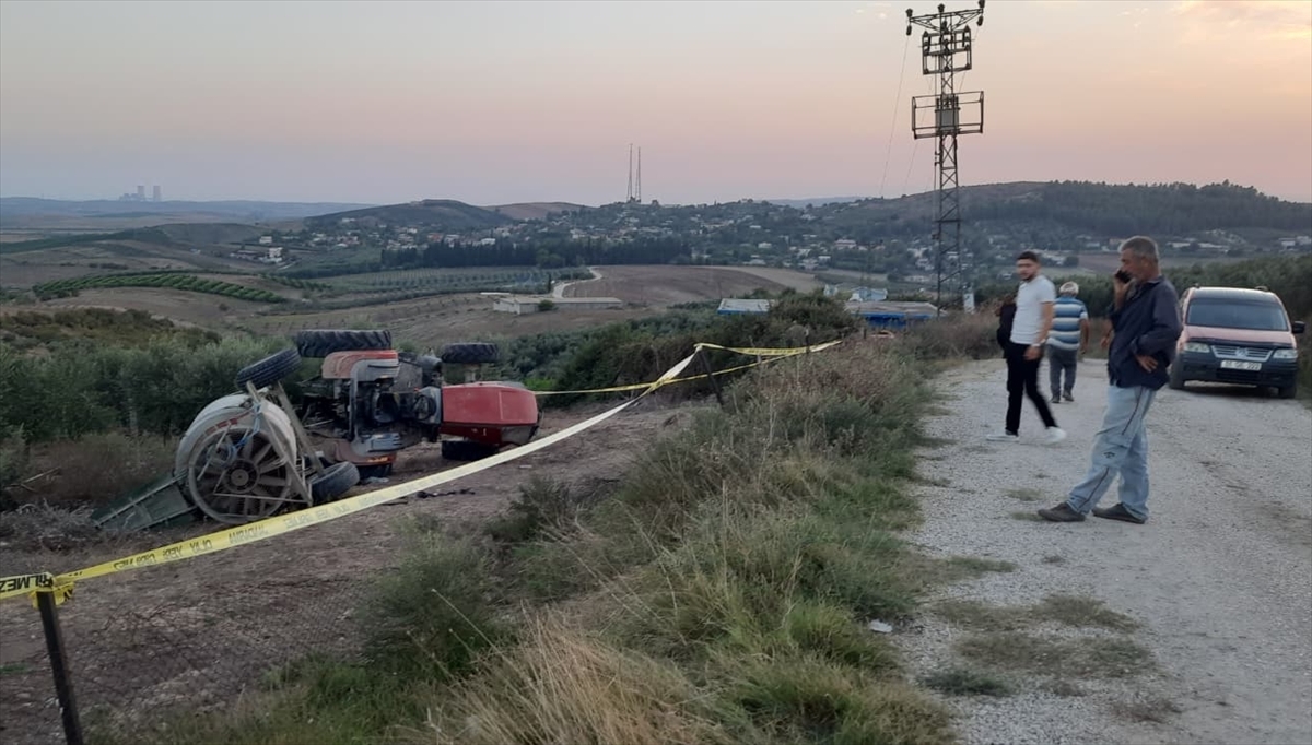 Ceyhan\'da devrilen traktörün altında kalan sürücü öldü, oğlu ağır yaralandı