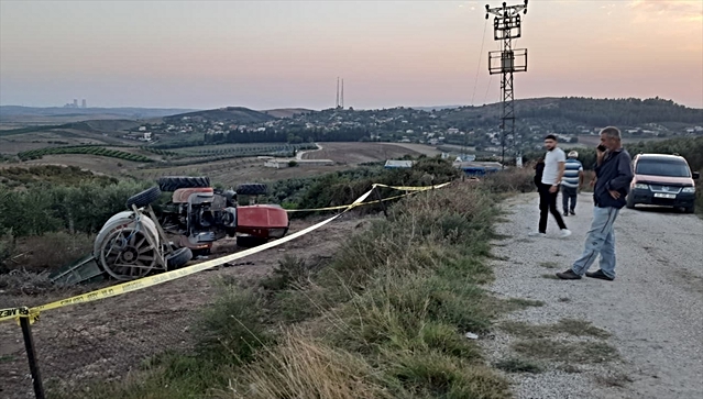 Ceyhan'da devrilen traktörün altında kalan sürücü öldü, oğlu ağır yaralandı
