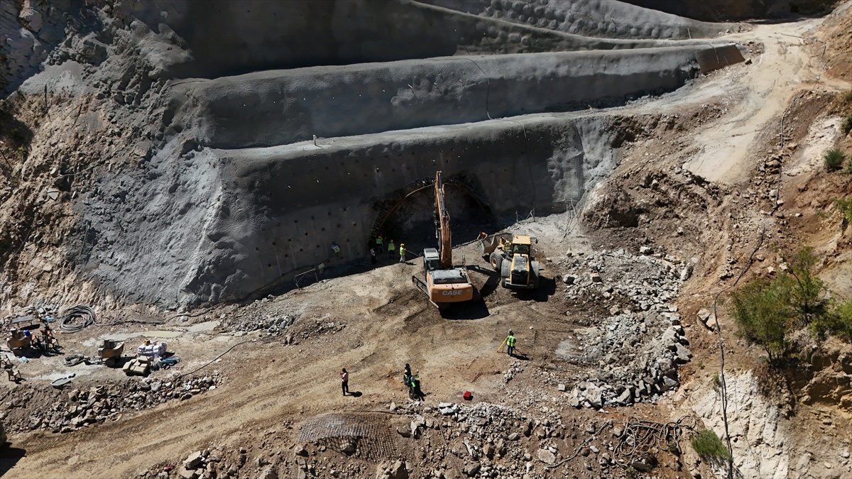 Adana\'da 4 öğretmenin öldüğü heyelan yolunda 2 tünelin inşası sürüyor