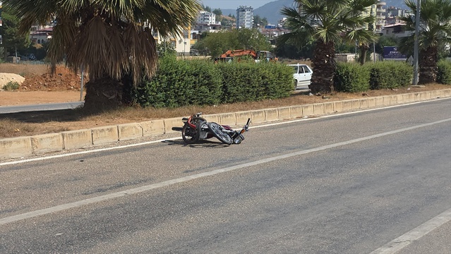 Adana Kozan'da motosikletin bisiklete çarptığı kazada 3 kişi yaralandı