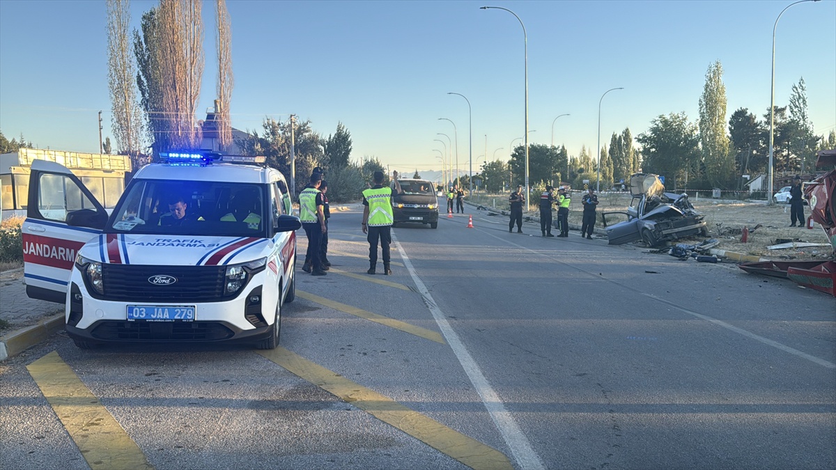Afyonkarahisar\'da otomobil arazözle çarpıştı, sürücü öldü 5 kişi yaralandı